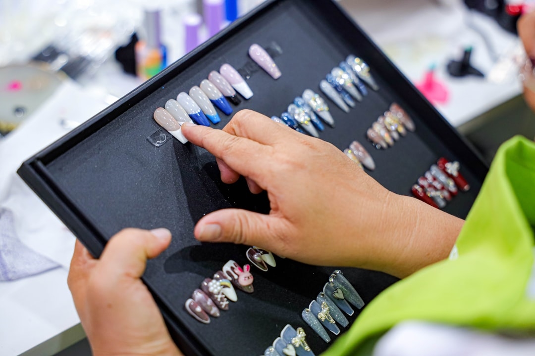 Тренди манікюру 2025: які кольори та форми в моді